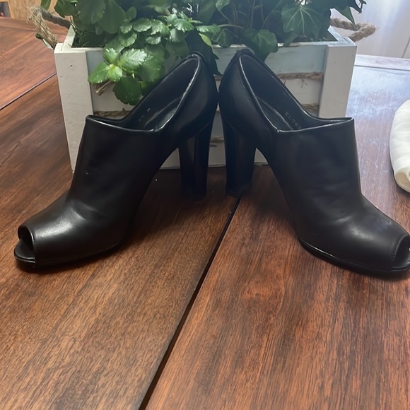 Stuart Weitzman Shoes - Picture 3 of 6